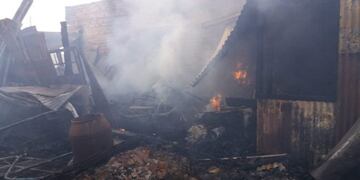 Un incendio destruyó un galpón y parte de una casa en Aldea Romana