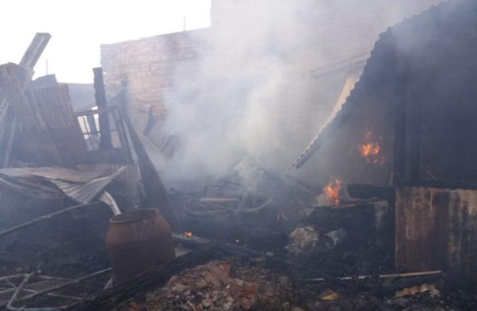 Un incendio arrasó con un galpón y parte de una casa en Aldea Romana