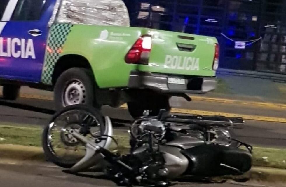 San Carlos: buscan identificar al hombre que chocó a un motociclista y huyó