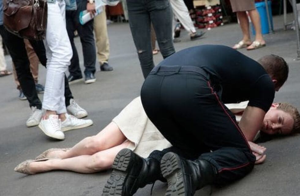 Candidata francesa quedó inconsciente tras ser agredida en plena calle