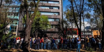 People wait on the streets after an earth tremor in Mexico City on February 1, 2019\u002E (Photo by Rodrigo ARANGUA / AFP)