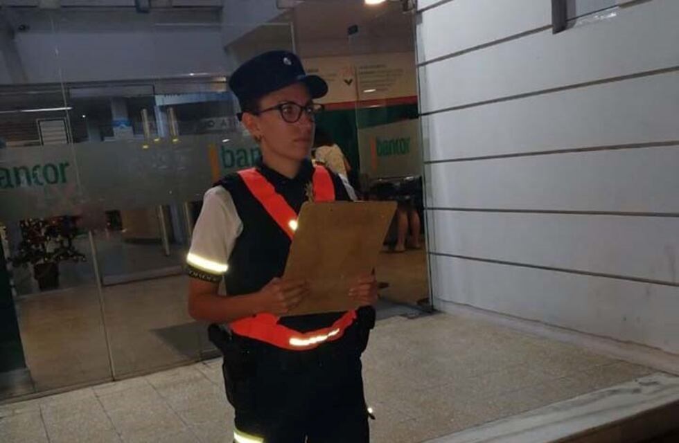 El enorme gesto de una policía: le prestó $4000 a turistas que quedaron varados en Mina Clavero