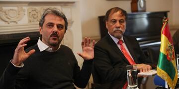 BOL11 LA PAZ (BOLIVIA)\u002E 03/07/2019\u002E- Normando Álvarez (d), embajador de Argentina en Bolivia, junto a Daniel Piazzolla (i), nieto del legendario músico argentino Astor Piazzolla, realizan una rueda de prensa este miércoles en la Embajada de Argentina en La Paz (Bolivia)\u002E Daniel Piazzolla y su grupo Escalandrum llegan por primera vez a Bolivia para presentar un concierto en homenaje a su abuelo en el aniversario de su muerte hace 27 años\u002E EFE/Martin Alipaz