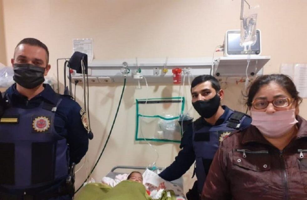 Dieron de alta a la bebé que fue salvada de ahogarse por dos policías en Villa María