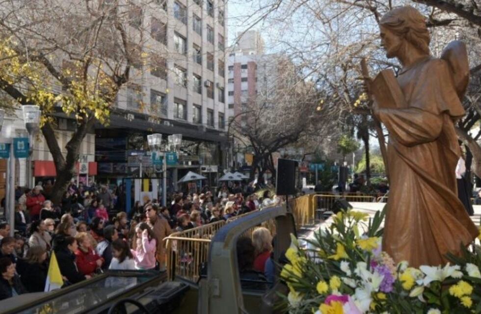El Santo Patrón Santiago ya preside los festejos en la Peatonal