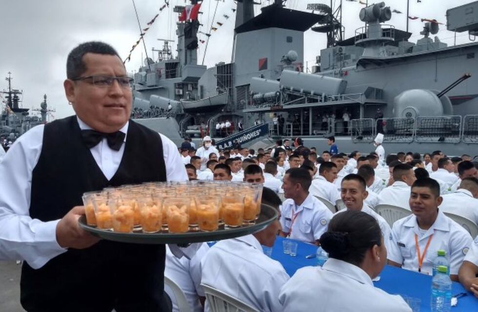 Mil marinos peruanos comen cebiche en muelle y logran récord Guinness