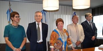 La Dra\u002E Clara de Falcone (centro) y miembros de la Corte provincial, en el acto de designación de la nueva Jueza, especializada en temas ambientales\u002E