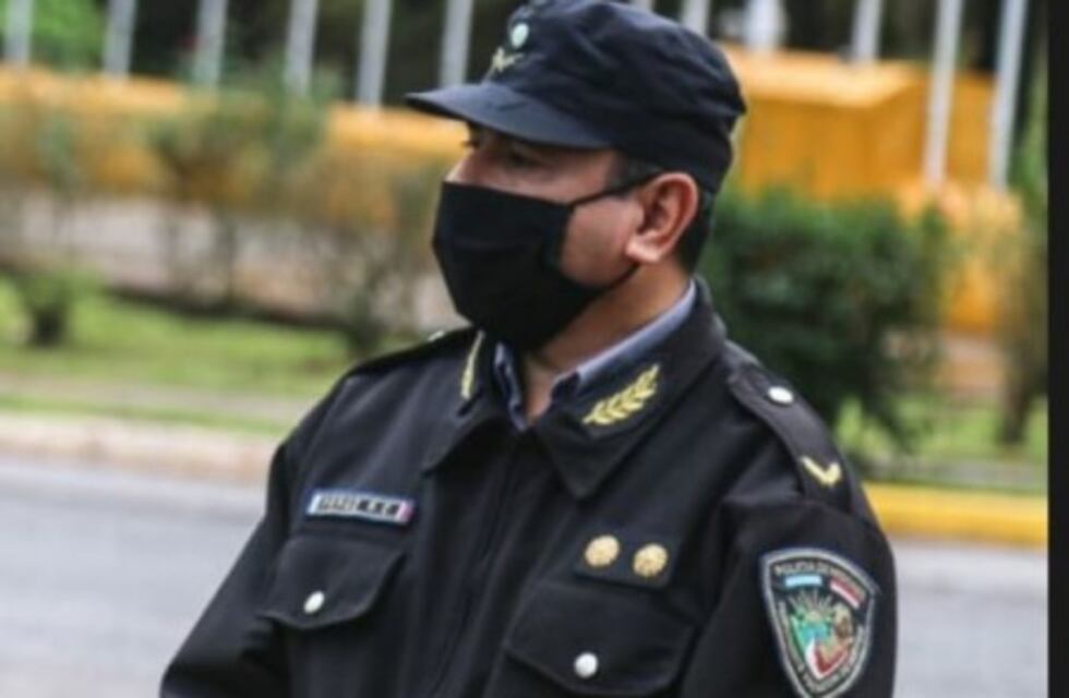 La policía aconseja salir solamente si es necesario, mantener la distancia y usar el tapaboca