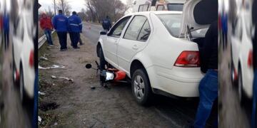 La moto quedó debajo del Volkswagen Bora\u002E Foto\u002E Policía de San Luis\u002E