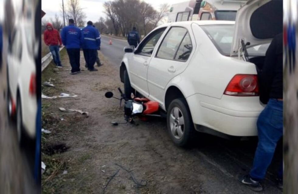 Villa Mercedes: iban ebrios en motocicleta y terminaron debajo de un auto