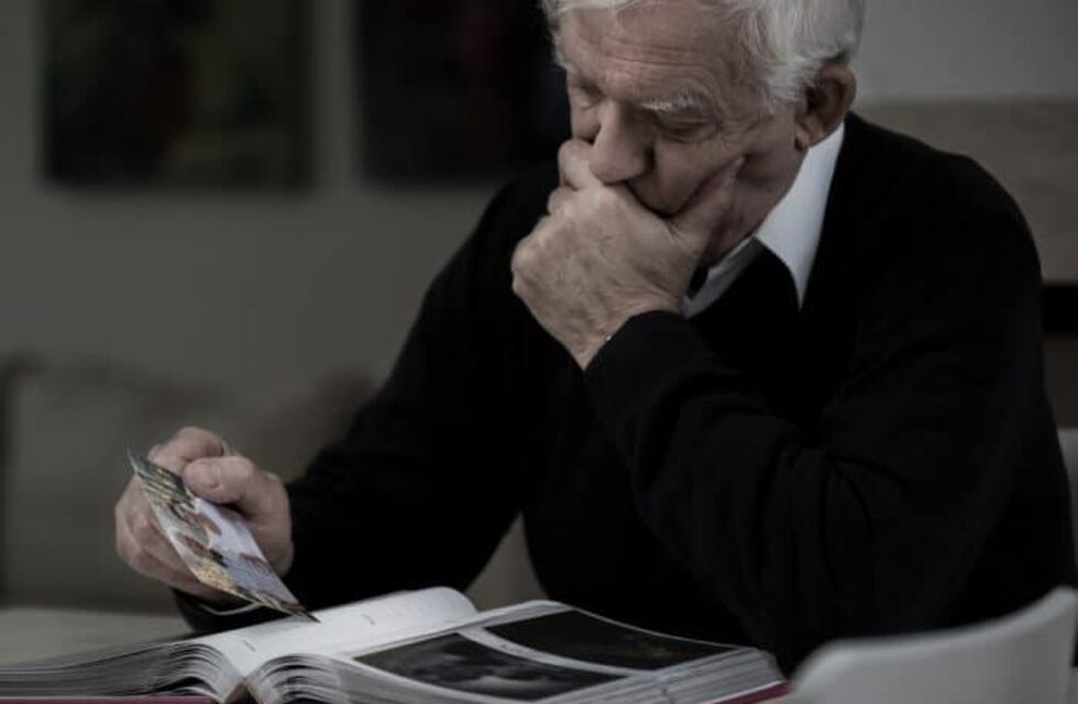 Perdió a su esposa y decidió colocar un cartel en su ventana pidiendo amigos para charlar