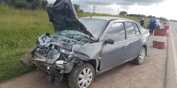 Accidente en Ruta 19\u002E Así quedó el Renaul Symbol tras colisionar con la batea de un camión\u002E