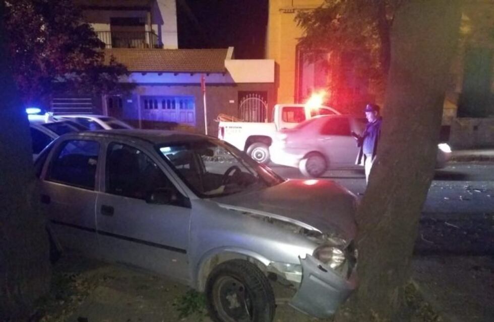 Cuatro heridos tras impactar contra un árbol