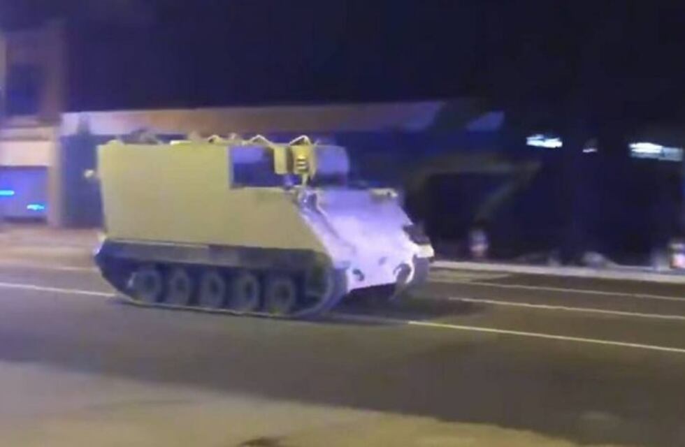 Estados Unidos: un soldado robó un camión blindado y desató una persecución de película