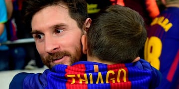 barcelona campeon campeones del torneo copa\r\n\r\nBarcelona's Argentinian forward Lionel Messi holds his son Thiago after the Spanish Copa del Rey (King's Cup) final football match Sevilla FC against FC Barcelona at the Wanda Metropolitano stadium in Madrid on April 21, 2018\u002E / AFP PHOTO / PIERRE-PHILIPPE MARCOU españa lionel messi thiago campeonato torneo copa del rey 2018 futbol futbolistas partido final barcelona sevilla