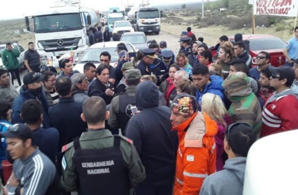 Cutral Co: Gendarmería negocia que terminen los cortes por la muerte de Luciano