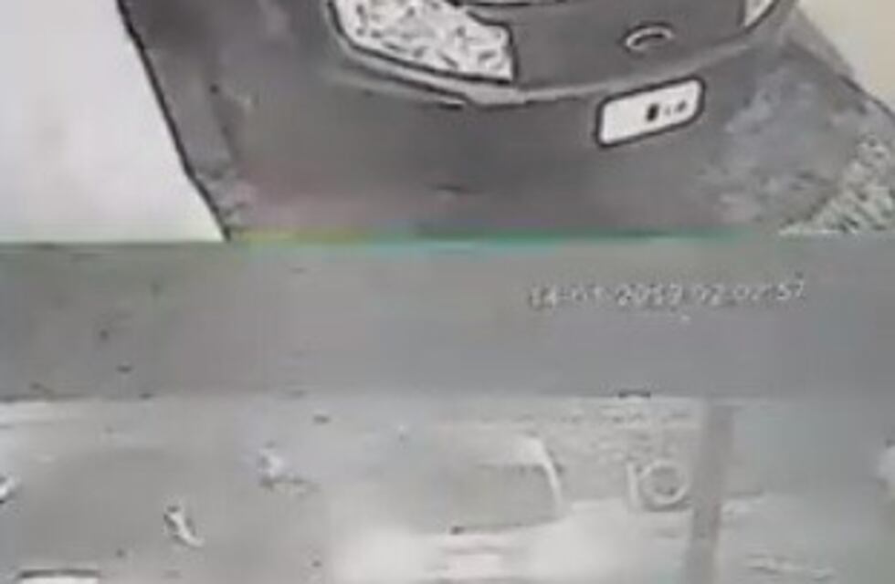 Filman el robo de la batería de un auto en una cochera cerca del Santuario