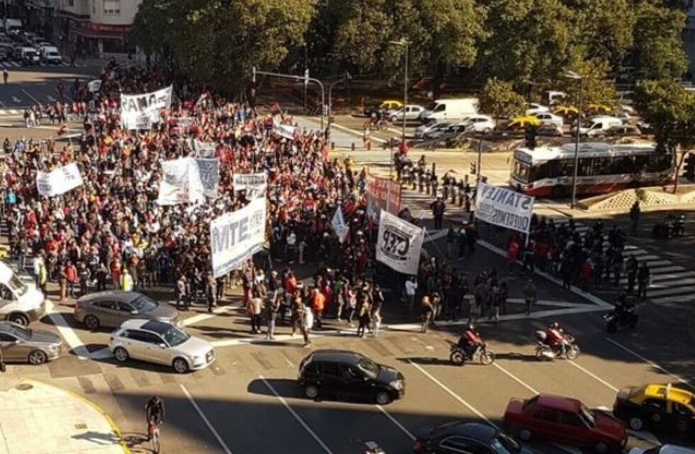 Organizaciones sociales protestaron en la avenida 9 de Julio