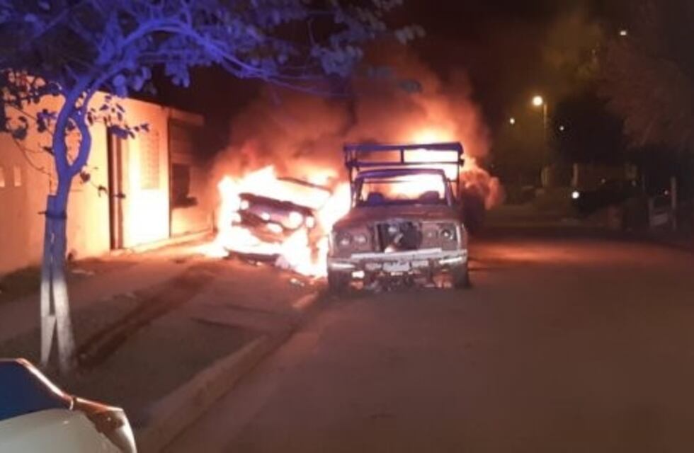 Delincuentes quemaron tres vehículos en Paraná