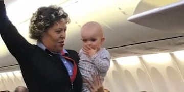 El dulce método de una azafata para que una bebé dejara de llorar en el avión (Foto: captura video)