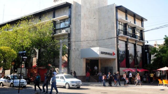 Tradicional esquina bancaria y comienzo de la Peatonal de San Luis