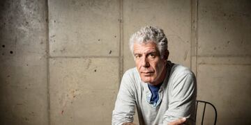 Anthony Michael Bourdain fue un jefe de cocina, presentador de televisión y escritor estadounidense\u002E