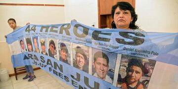Yolanda Susana Mendiona (R), mother of Argentine missing Corporal Fabian Cisneros and  Lourdez Melian, sister of Argentine missing Corporal David Melian, hold a banner with the portraits of the Ara San Juan submarine crew members, at a military hotel in Mar del Plata, Argentina, on November 07, 2018\u002E - Cisneros and Melian were part of the crew of the Argentine submarine Ara San Juan, which went missing on November 15, 2017\u002E (Photo by Mara SOSTI / AFP) mar del plata  familiares de submarinistas jujeños del ara san juan a un año de la desaparicion desaparicion submarino ara san juan