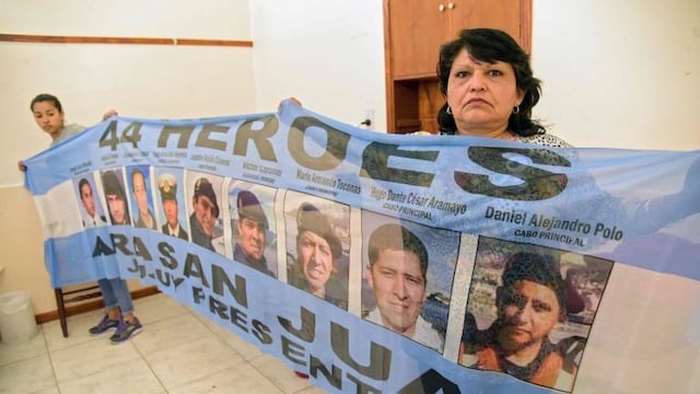 Yolanda Susana Mendiona (R), mother of Argentine missing Corporal Fabian Cisneros and  Lourdez Melian, sister of Argentine missing Corporal David Melian, hold a banner with the portraits of the Ara San Juan submarine crew members, at a military hotel in Mar del Plata, Argentina, on November 07, 2018\u002E - Cisneros and Melian were part of the crew of the Argentine submarine Ara San Juan, which went missing on November 15, 2017\u002E (Photo by Mara SOSTI / AFP) mar del plata  familiares de submarinistas jujeños del ara san juan a un año de la desaparicion desaparicion submarino ara san juan
