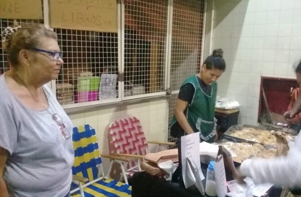 Directora de escuela vende empanadas para poder comprar útiles a sus alumnos