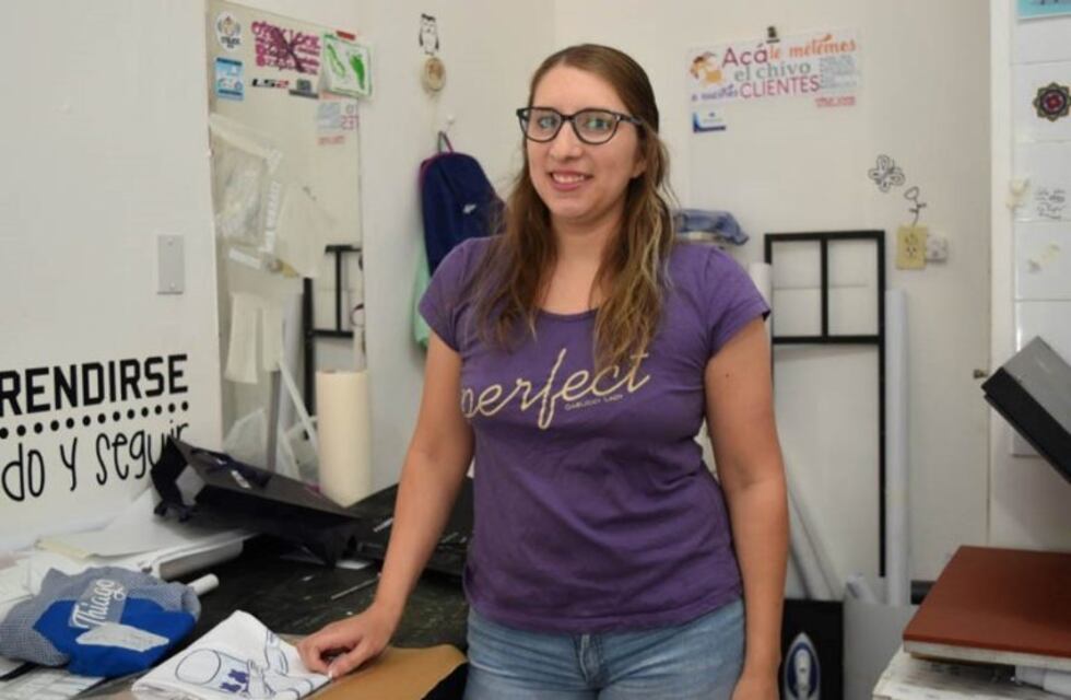Una piquense solidaria ofrece impresiones de currículums gratis en su local