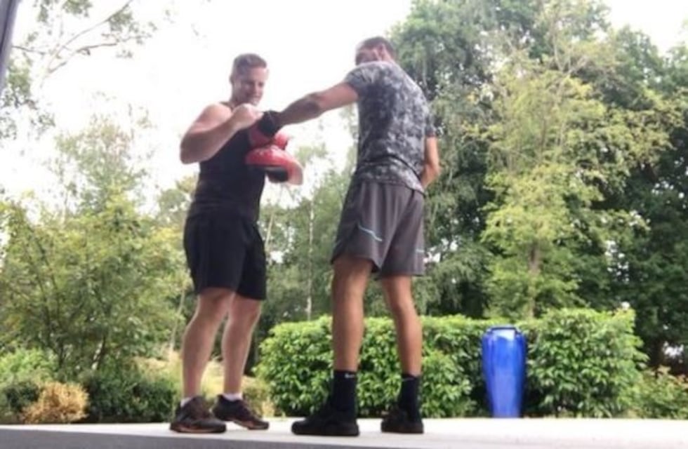 Con 8 ejercicios, el exfutbolista inglés Rio Ferdinand se transformó en todo un boxeador