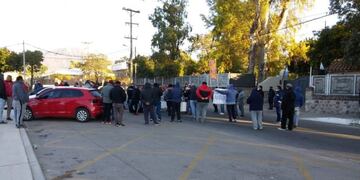 Trabajadores del transporte se manifiestan frente a la residencia del gobernador