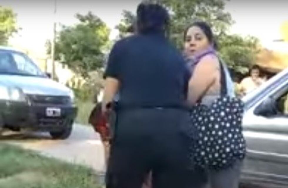 Entró a los tiros en un partido de fútbol amateur y casi lo linchan los hinchas