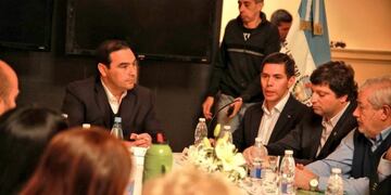 Imagen archivo\u002E El gobernador de Corrientes, Gustavo Valdés junto al ministro (centro derecha) de Industria, Trabajo y Comercio, Raúl Schiavi
