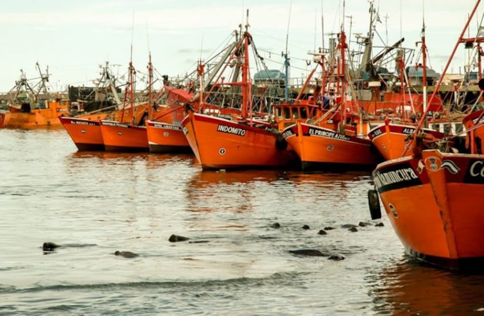A raíz de las lluvias, se hundió una lancha amarilla en Mar del Plata