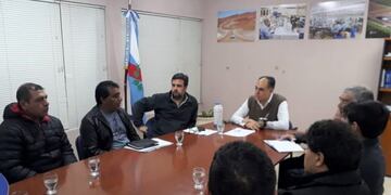 Reunión entre delegados fabricas textiles y el ministro Ruben Galleguillo