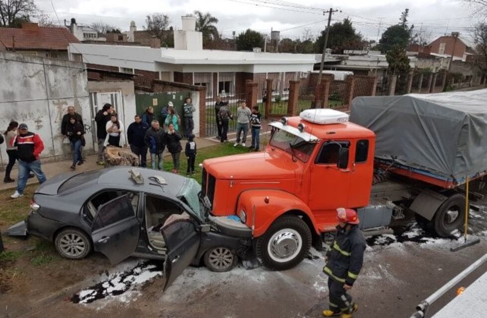 Un herido de consideración por un impactante choque en Villa Gobernador Gálvez