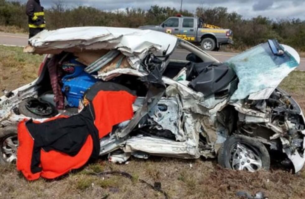 Auto y camioneta chocaron de frente cerca de Padre Buodo y falleció una mujer