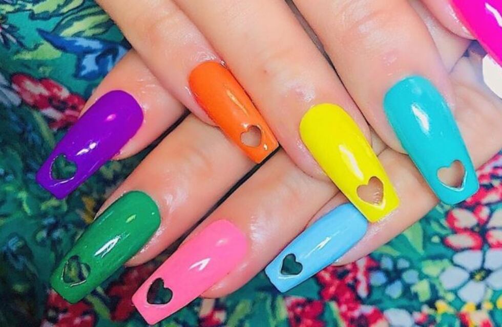Uñas agujereadas: la nueva tendencia en "nail art" que es furor entre las influencers
