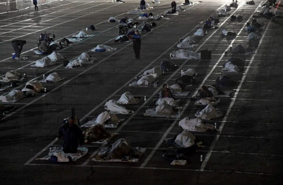 Reubicaron a personas sin hogar en un estacionamiento con "cajas" de distanciamiento social