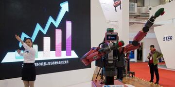 Baxter, robot industrial imita los movimientos de la presentadora en Word Robot Conference en Beijing