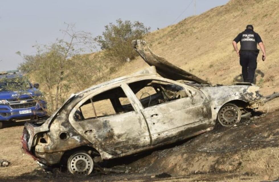 Un hombre falleció en el interior de su vehículo que luego de despistar se prendió fuego