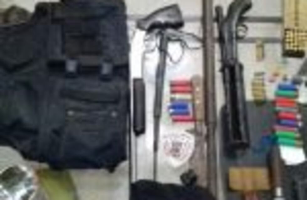 Trató de huir y llevó a la policía hasta su escondite donde tenía un arsenal oculto