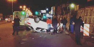 Despiste y vuelco dejó un auto con las ruedas hacia arriba en Corrientes