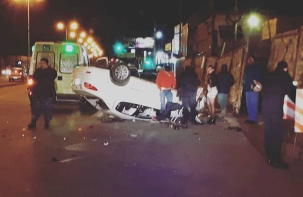 Despiste y vuelco dejó un auto con las ruedas hacia arriba en Corrientes
