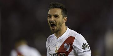 Argentina's River Plate forward Ignacio Scocco celebrates after scoring a goal against Argentina's Lanus during the 2017 Copa Libertadores semifinal first leg football match at the Monumental stadium in Buenos Aires on October 24, 2017\u002E / AFP PHOTO / Juan MABROMATA