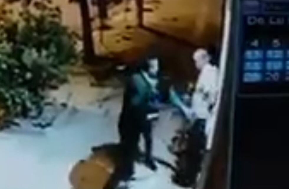 Una familia santafesina quedó a merced de delincuentes frente a las cámaras de su casa