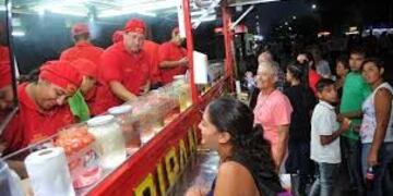 La grilla de espectáculos se suspendió pero los puestos continuaron con la venta de chori\u002E