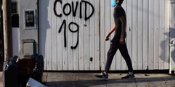 24 April 2020, Argentina, Buenos Aires: A man wearing a face mask walks during the movement restriction imposed to fight the spread of Coronavirus\u002E Photo: Claudio Santisteban/ZUMA Wire/dpa