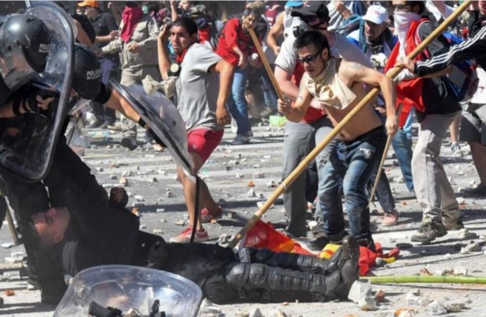 Ordenaron detener a un policía y a dos manifestantes por los incidentes en el Congreso